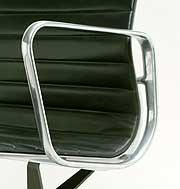 Aluminium Group Chair EA 119 by Charles Eames (Anilinleder dunkelbraun)
